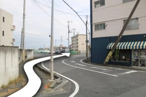 2. この通りを道なりに直進します