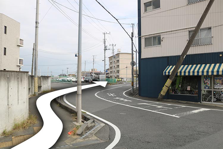 2. この通りを道なりに直進します