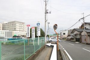 3. 日赤病院の駐車場の手前の小道を左折します。看板が目印です