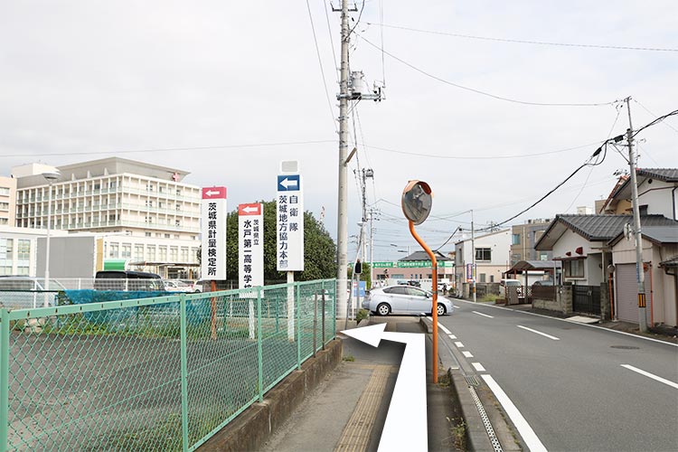 3. 日赤病院の駐車場の手前の小道を左折します。看板が目印です
