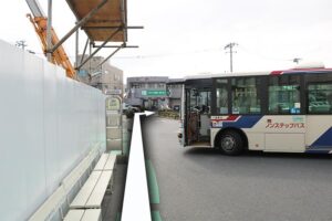 2. バス停で降りたら、病院入口とは反対に進み右折します