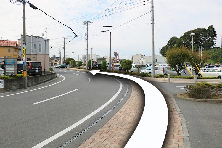 3. 病院の駐車場入り口方面に直進します
