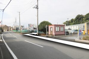 4. 駐車場入り口の先の小道を右折します。看板が目印です