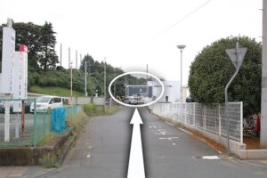 5. この通りを直進します。正面にクリニックが見えます