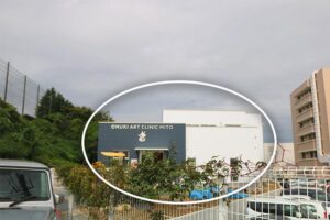 6. 通りの先の黒い建物がクリニックです